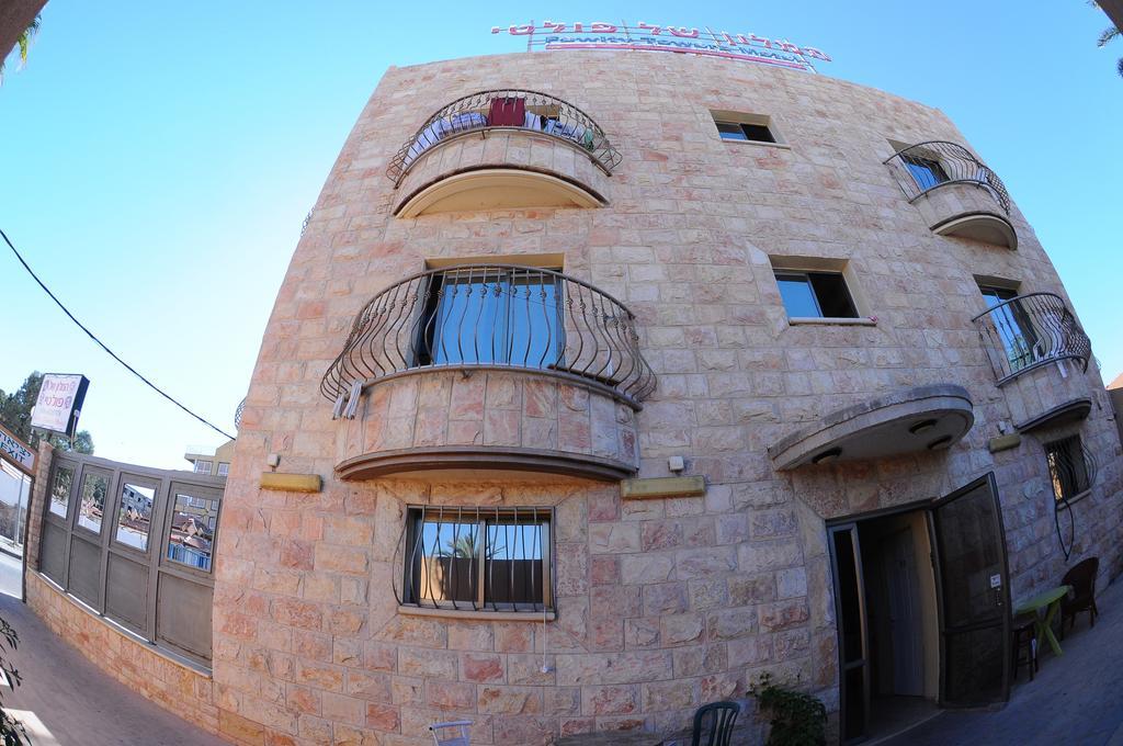 Faulty Towers Hotel Ейлат Екстериор снимка