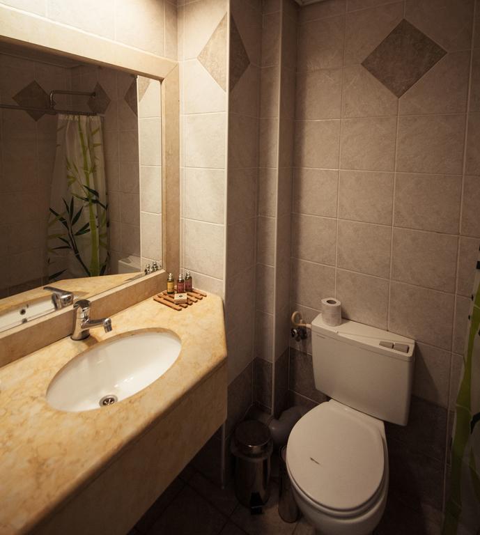 Faulty Towers Hotel Ейлат Екстериор снимка